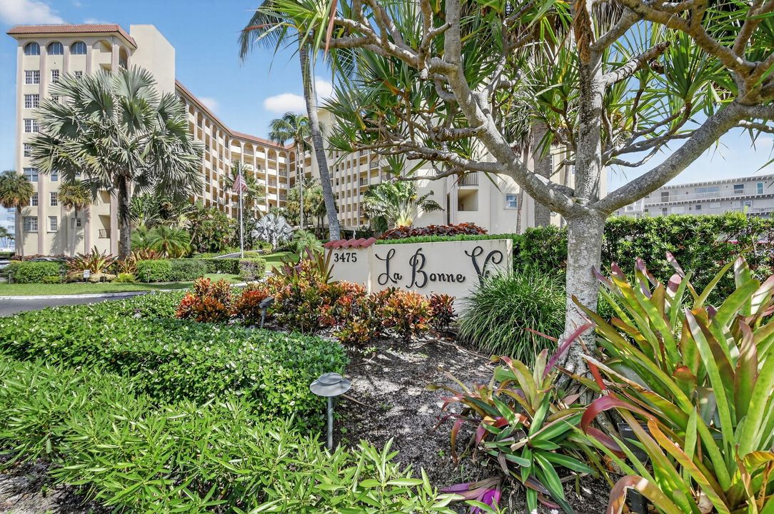 合同活跃: $1,399,000 (3 贝兹, 2 浴室, 2002 平方英尺)