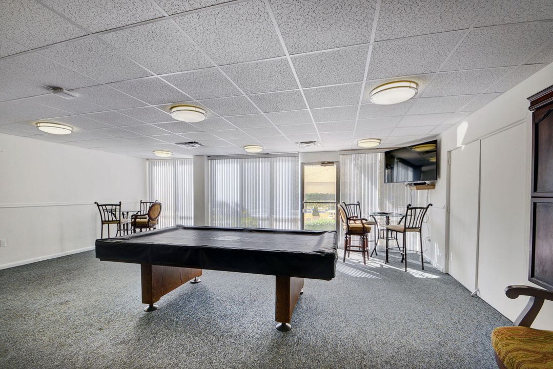 合同活跃: $1,399,000 (3 贝兹, 2 浴室, 2002 平方英尺)