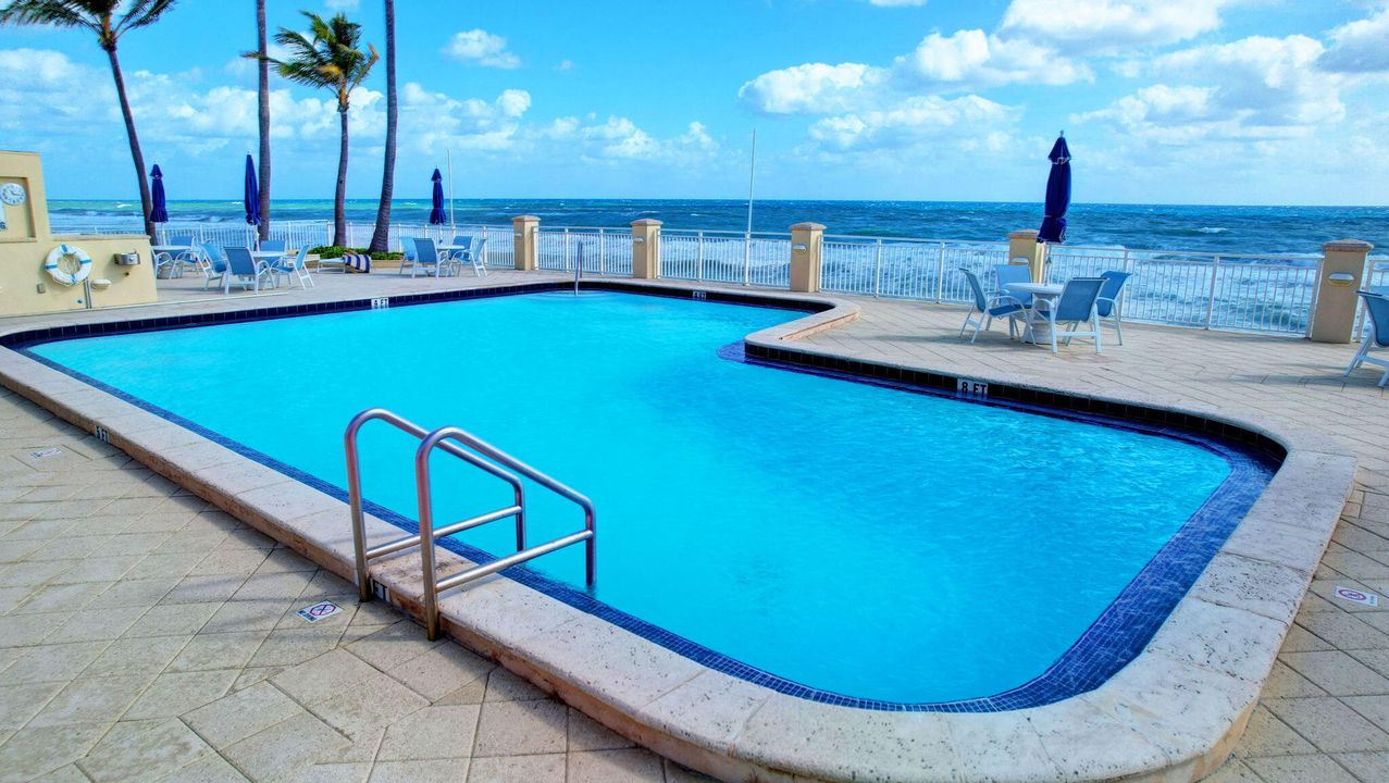 合同活跃: $1,399,000 (3 贝兹, 2 浴室, 2002 平方英尺)