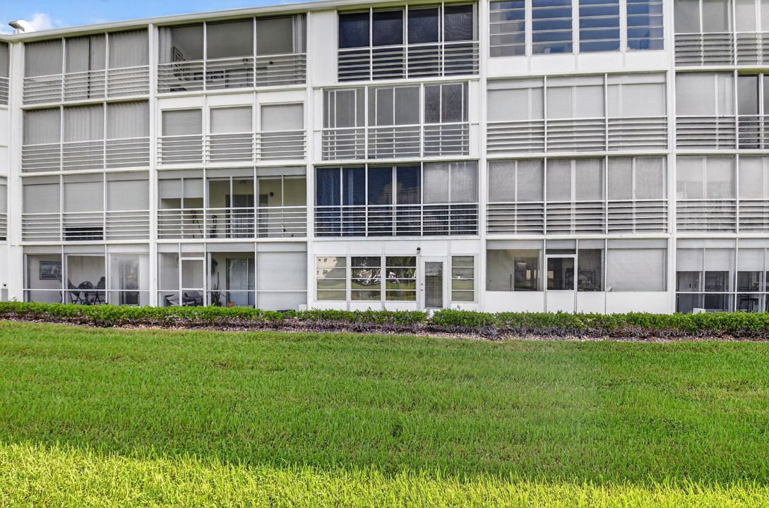 For Sale: $160,000 (1 beds, 1 baths, 738 Square Feet)