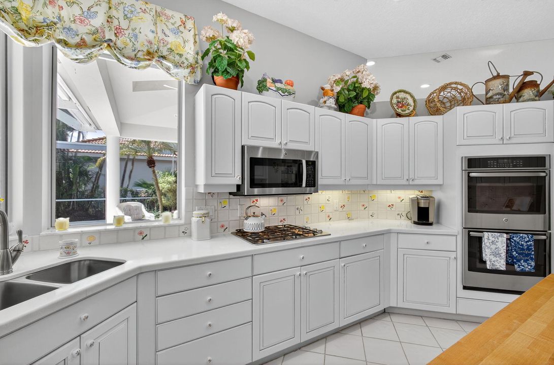 For Sale: $1,250,000 (3 beds, 3 baths, 2305 Square Feet)