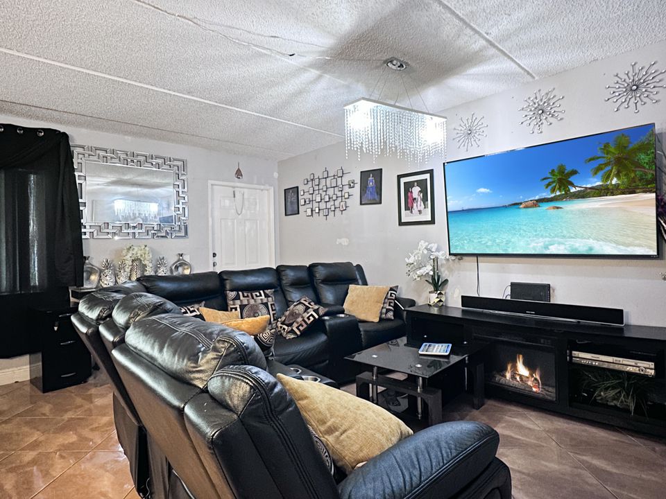 待售: $179,000 (2 贝兹, 2 浴室, 921 平方英尺)