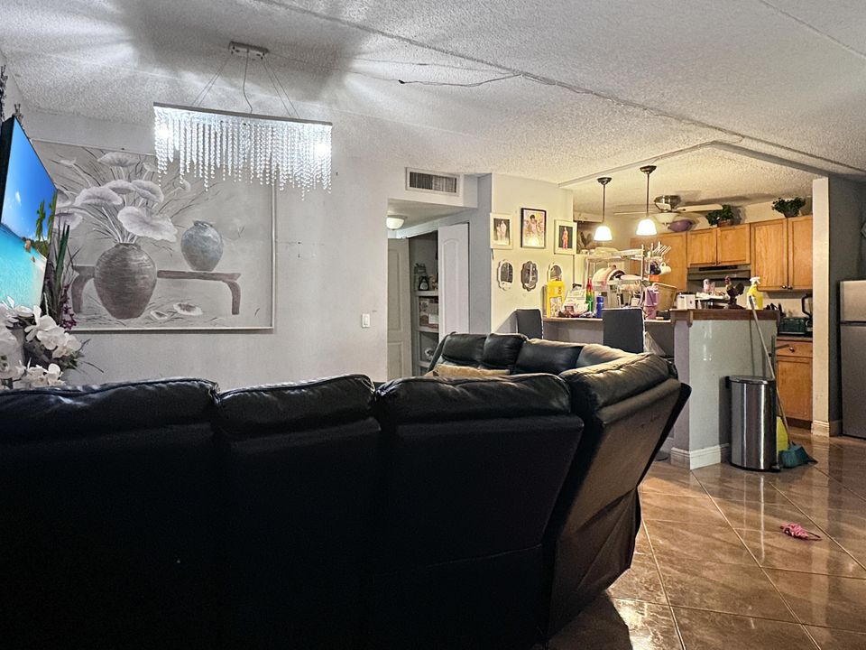 待售: $179,000 (2 贝兹, 2 浴室, 921 平方英尺)