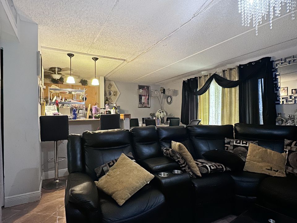 待售: $179,000 (2 贝兹, 2 浴室, 921 平方英尺)