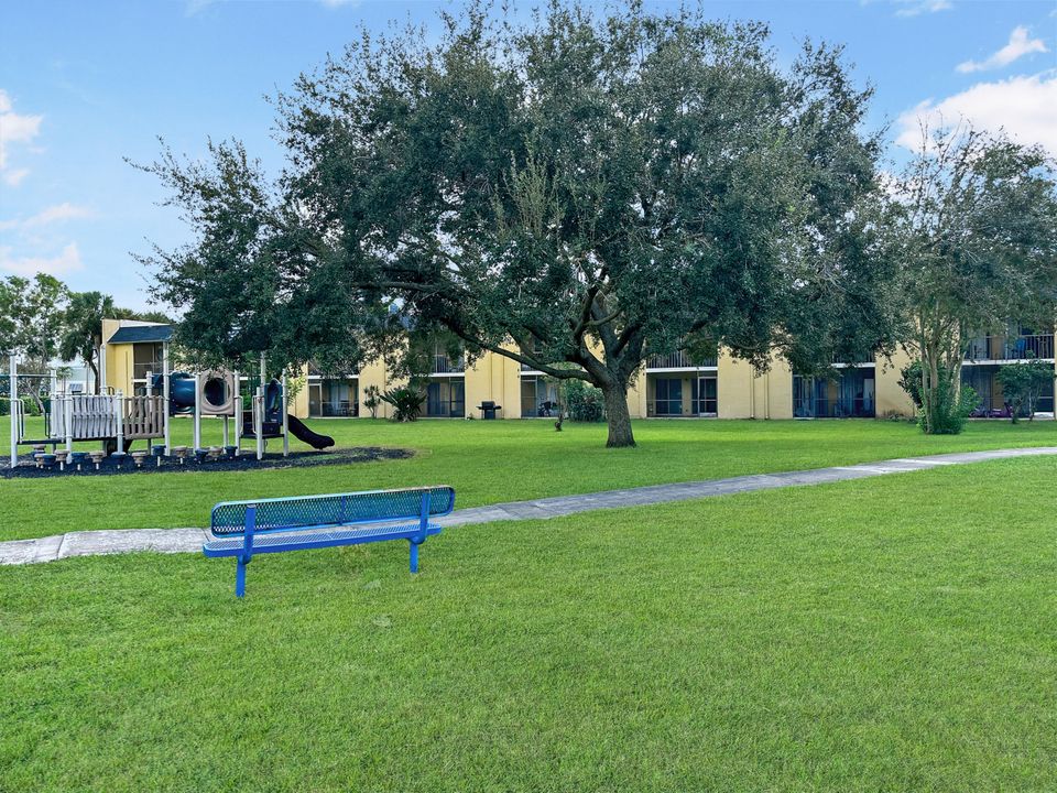 待售: $179,000 (2 贝兹, 2 浴室, 921 平方英尺)