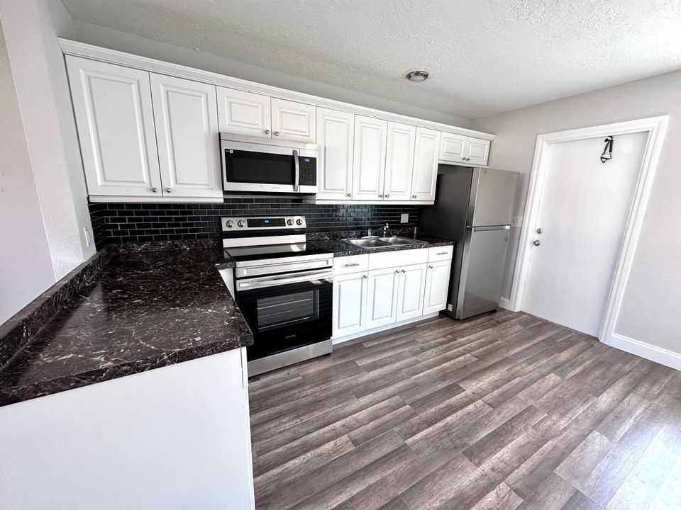 Recently Rented: $2,625 (2 beds, 1 baths, 1050 Square Feet)