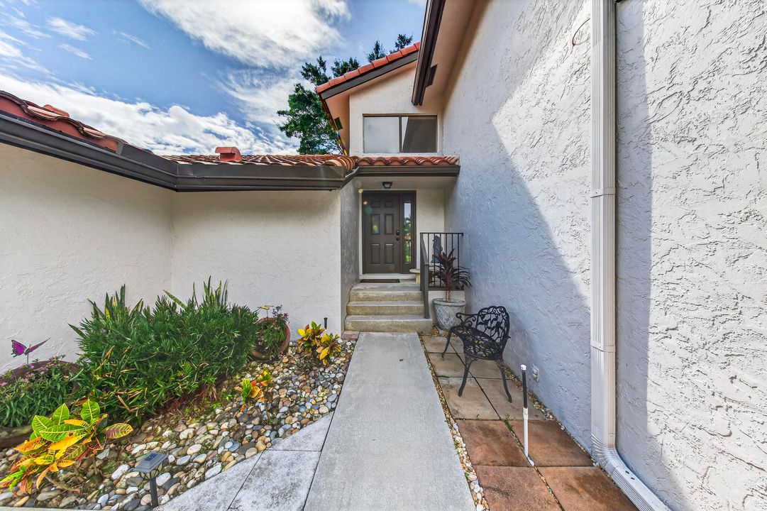 合同活跃: $477,000 (3 贝兹, 3 浴室, 1740 平方英尺)