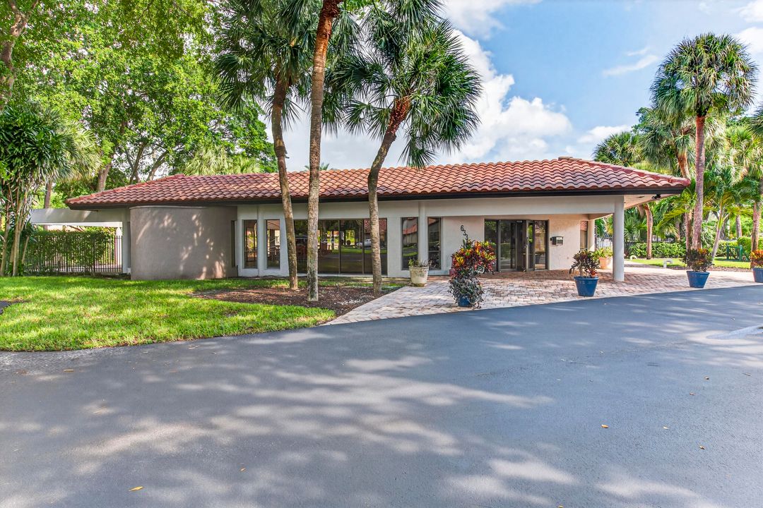 合同活跃: $477,000 (3 贝兹, 3 浴室, 1740 平方英尺)