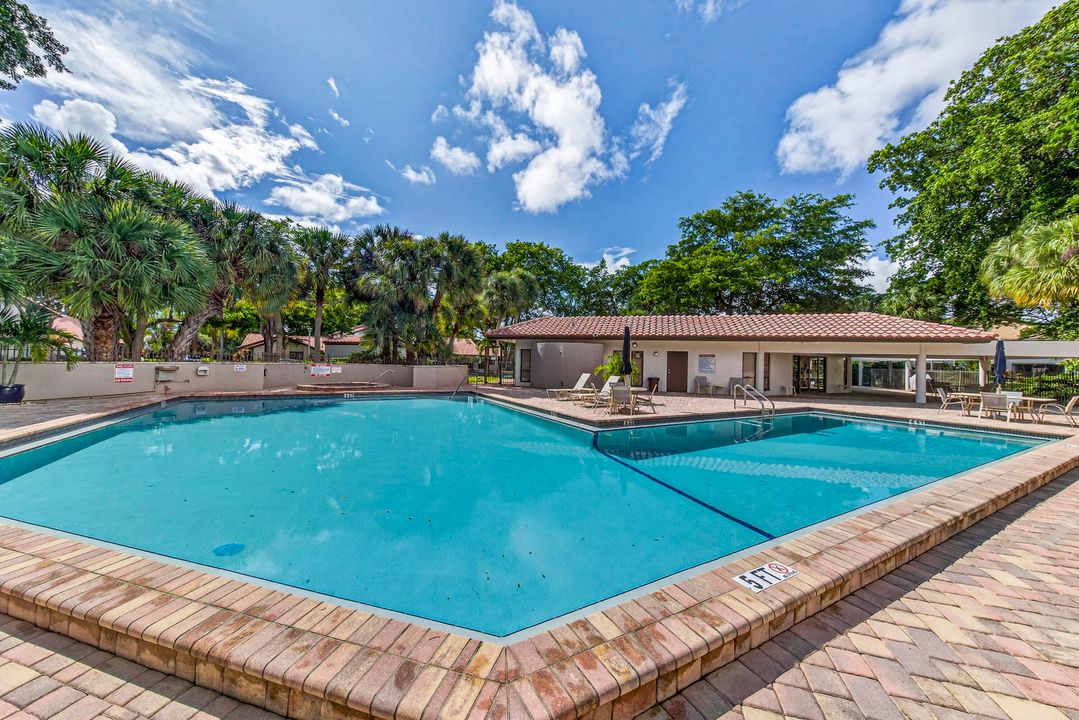 合同活跃: $477,000 (3 贝兹, 3 浴室, 1740 平方英尺)