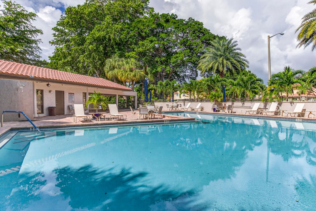 合同活跃: $477,000 (3 贝兹, 3 浴室, 1740 平方英尺)