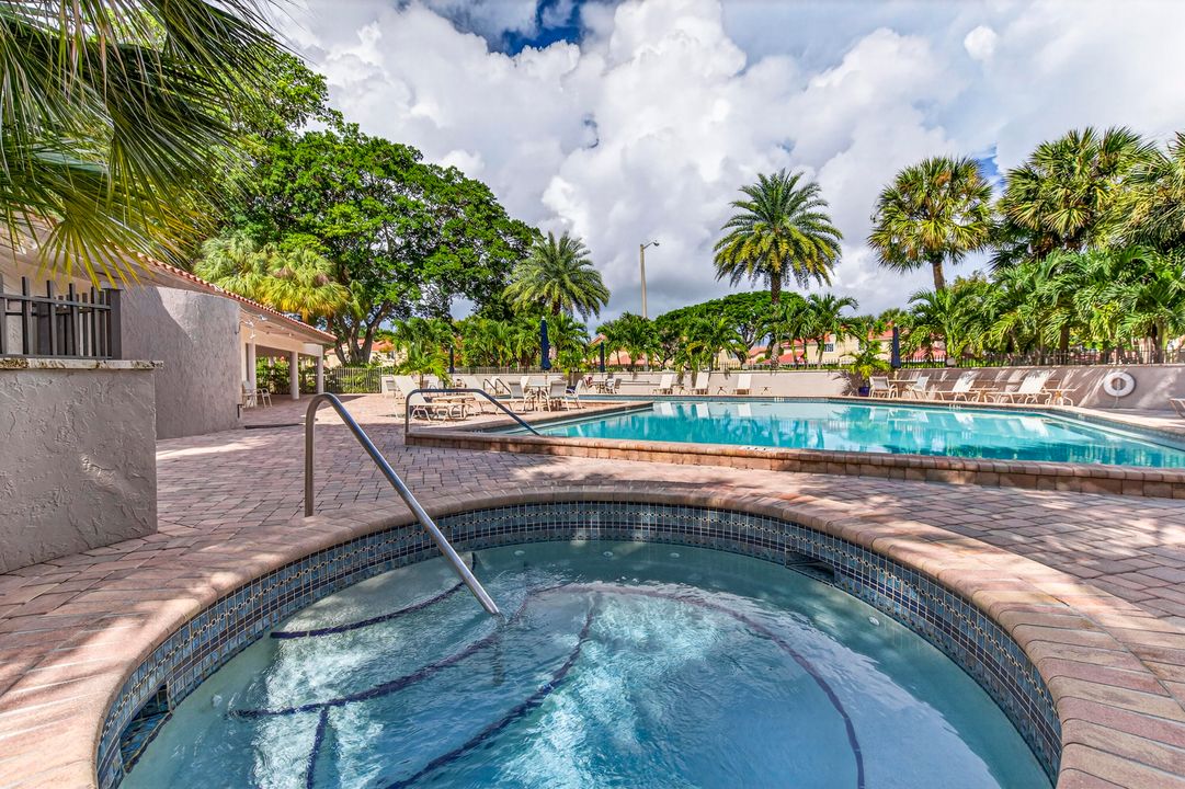 合同活跃: $477,000 (3 贝兹, 3 浴室, 1740 平方英尺)