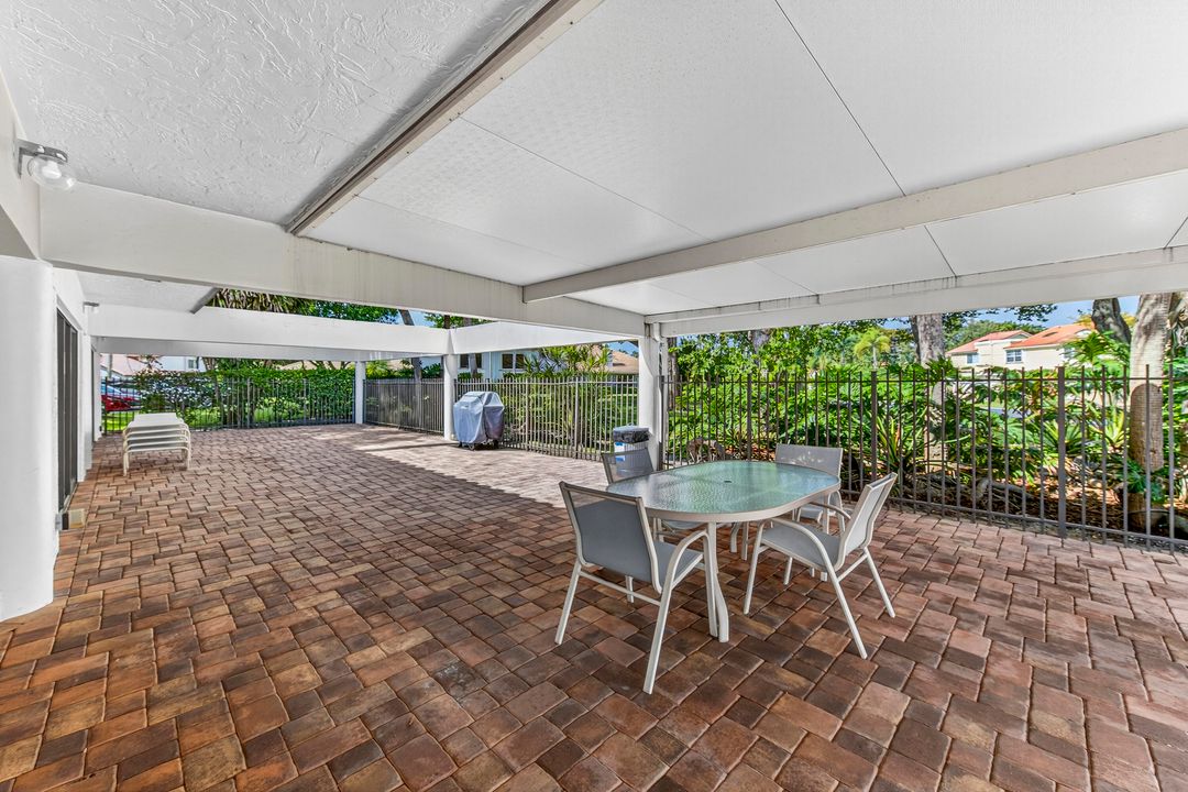 合同活跃: $477,000 (3 贝兹, 3 浴室, 1740 平方英尺)