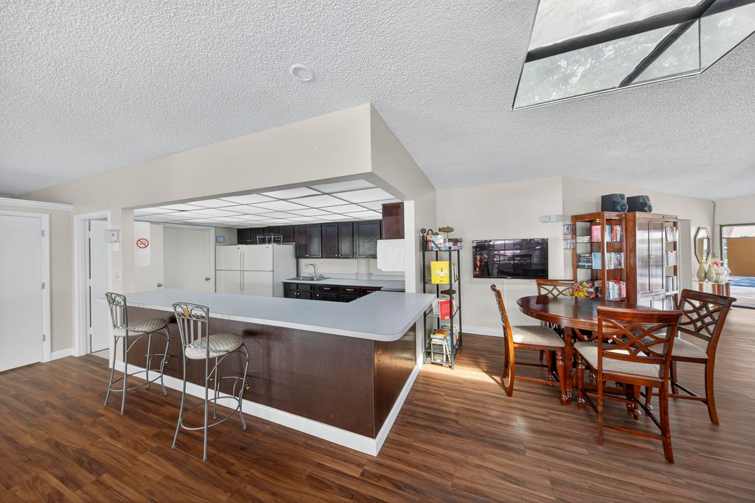 合同活跃: $477,000 (3 贝兹, 3 浴室, 1740 平方英尺)