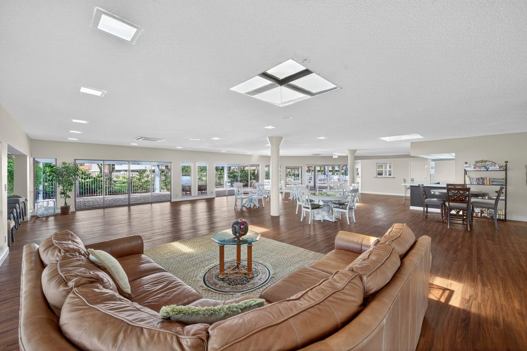 合同活跃: $477,000 (3 贝兹, 3 浴室, 1740 平方英尺)