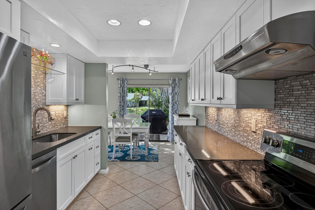 合同活跃: $477,000 (3 贝兹, 3 浴室, 1740 平方英尺)