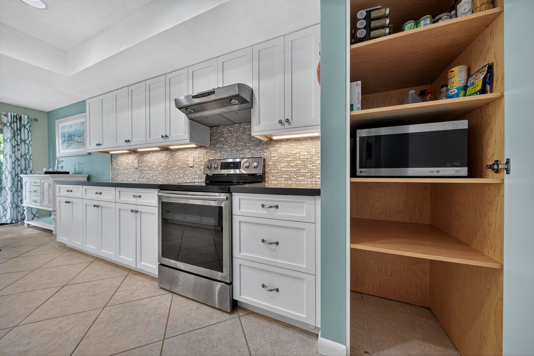 合同活跃: $477,000 (3 贝兹, 3 浴室, 1740 平方英尺)