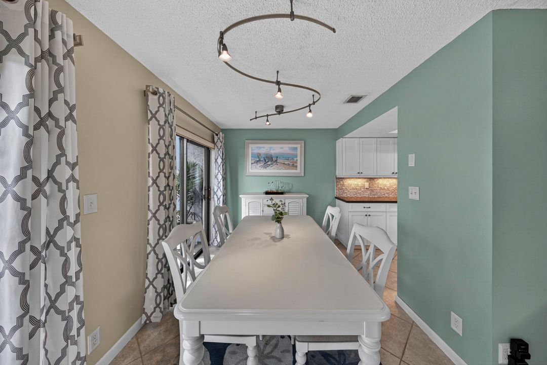 合同活跃: $477,000 (3 贝兹, 3 浴室, 1740 平方英尺)