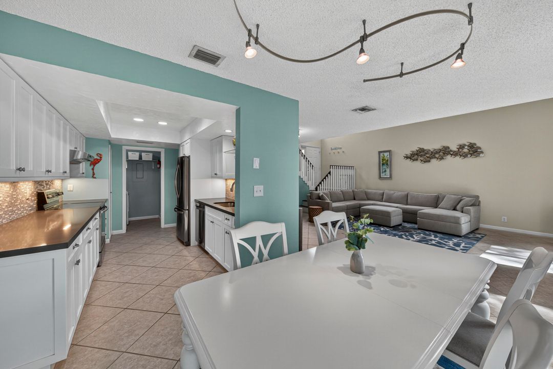 合同活跃: $477,000 (3 贝兹, 3 浴室, 1740 平方英尺)