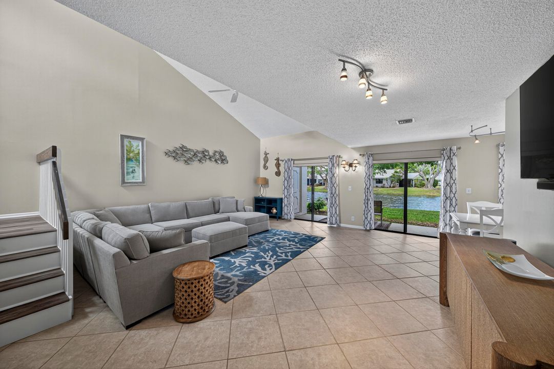 合同活跃: $477,000 (3 贝兹, 3 浴室, 1740 平方英尺)