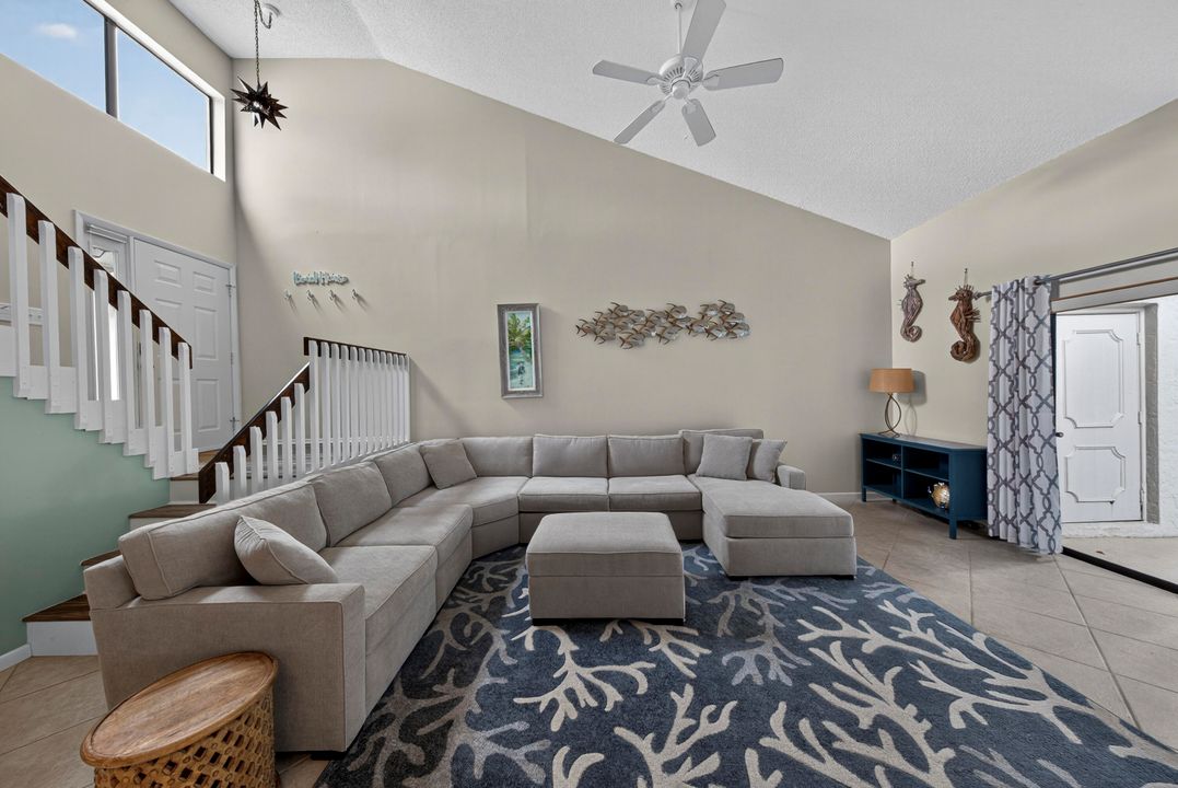 合同活跃: $477,000 (3 贝兹, 3 浴室, 1740 平方英尺)