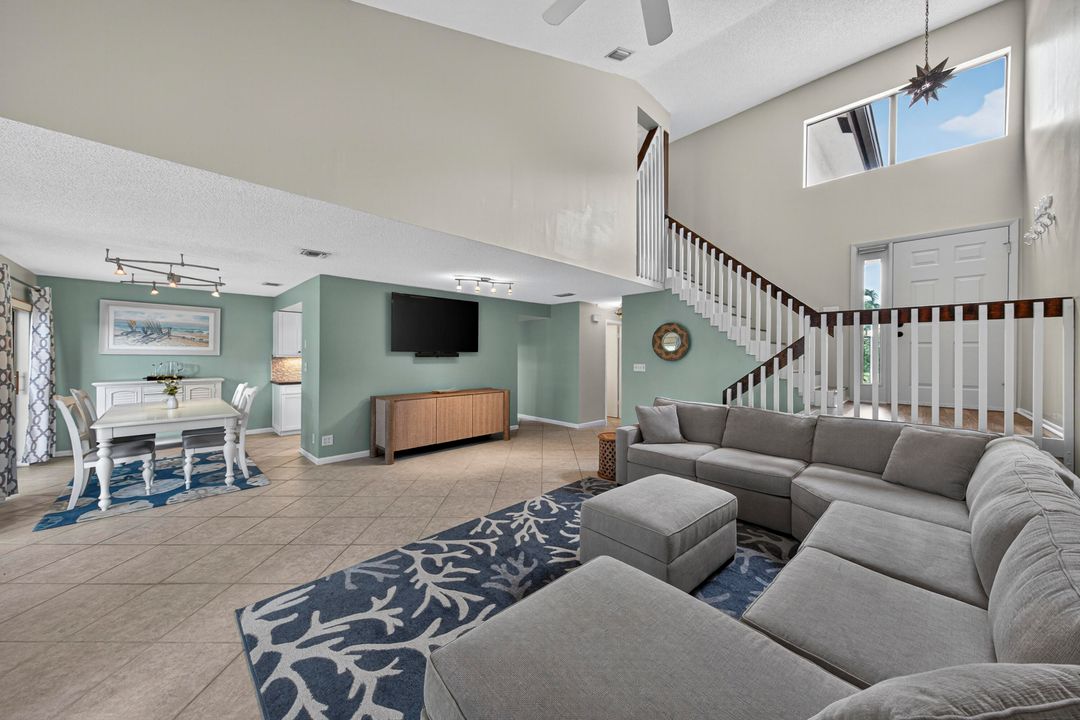 合同活跃: $477,000 (3 贝兹, 3 浴室, 1740 平方英尺)