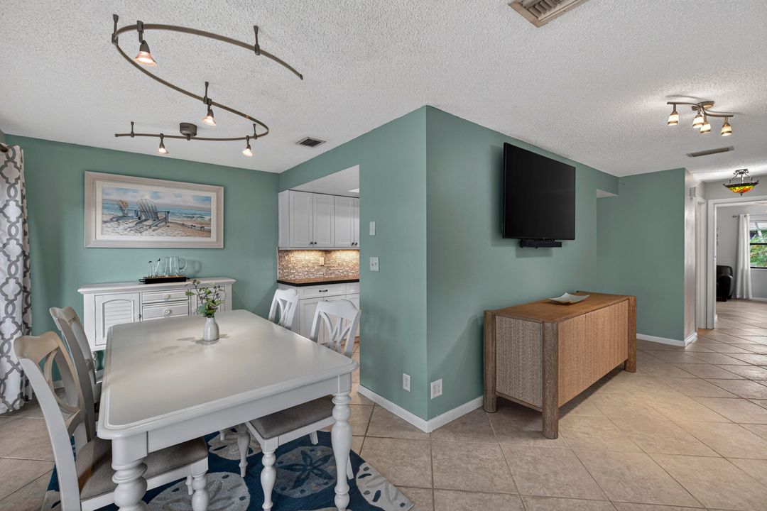 合同活跃: $477,000 (3 贝兹, 3 浴室, 1740 平方英尺)