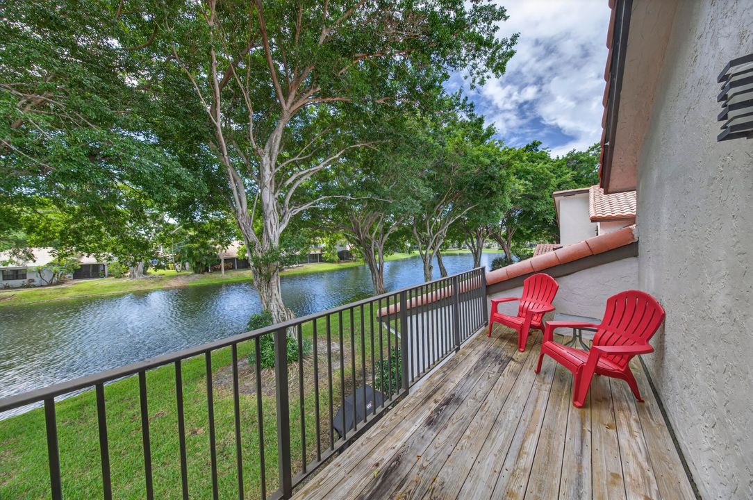 合同活跃: $477,000 (3 贝兹, 3 浴室, 1740 平方英尺)