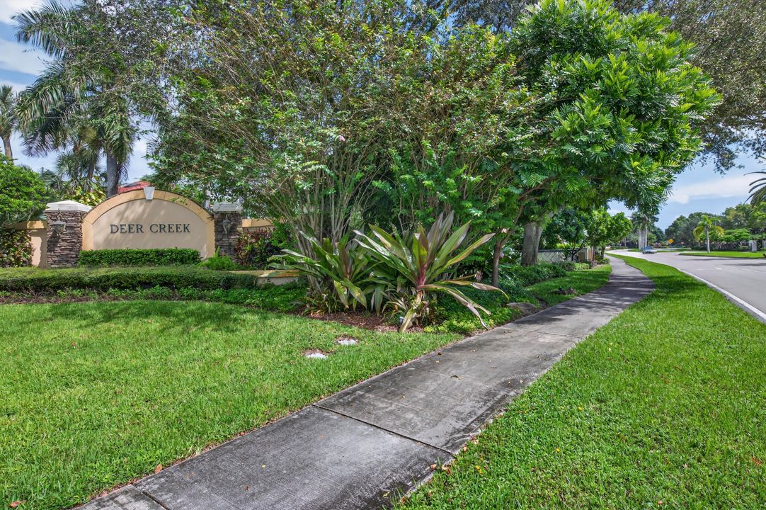 合同活跃: $477,000 (3 贝兹, 3 浴室, 1740 平方英尺)