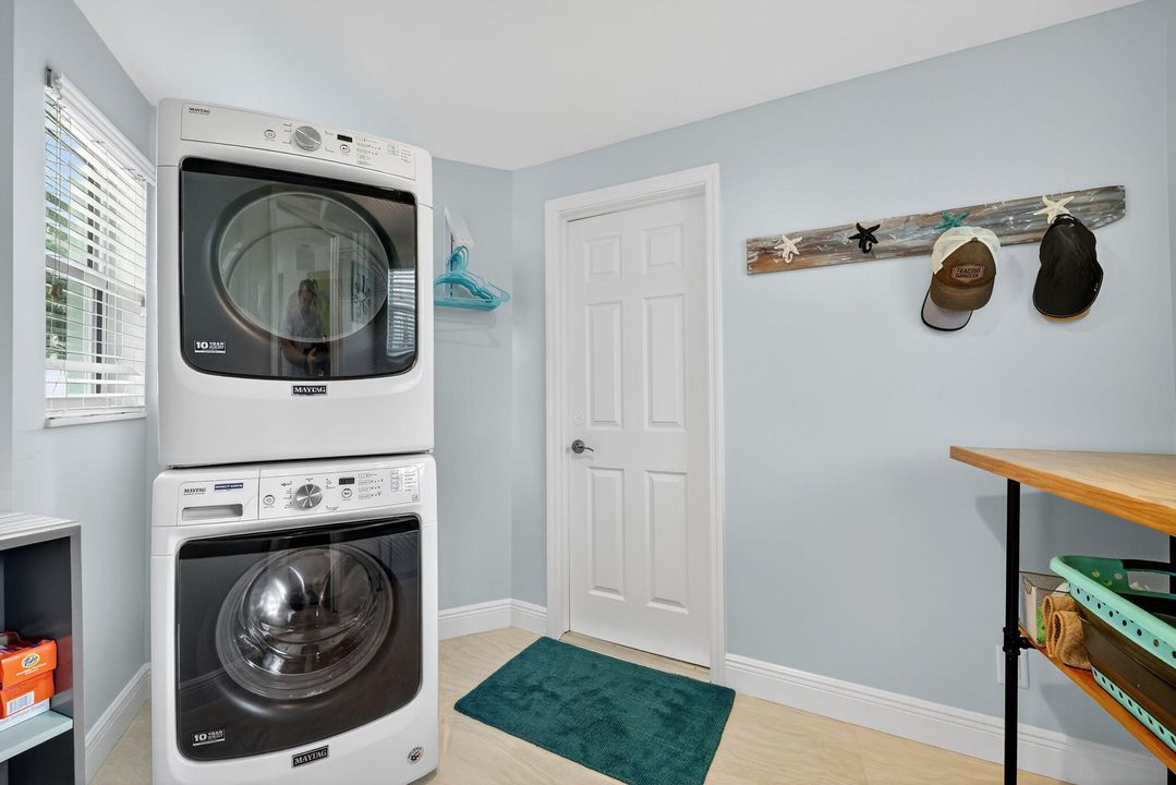 待售: $875,000 (3 贝兹, 2 浴室, 2583 平方英尺)