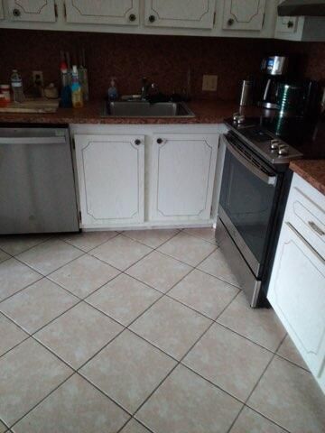 合同活跃: $80,000 (1 贝兹, 1 浴室, 732 平方英尺)