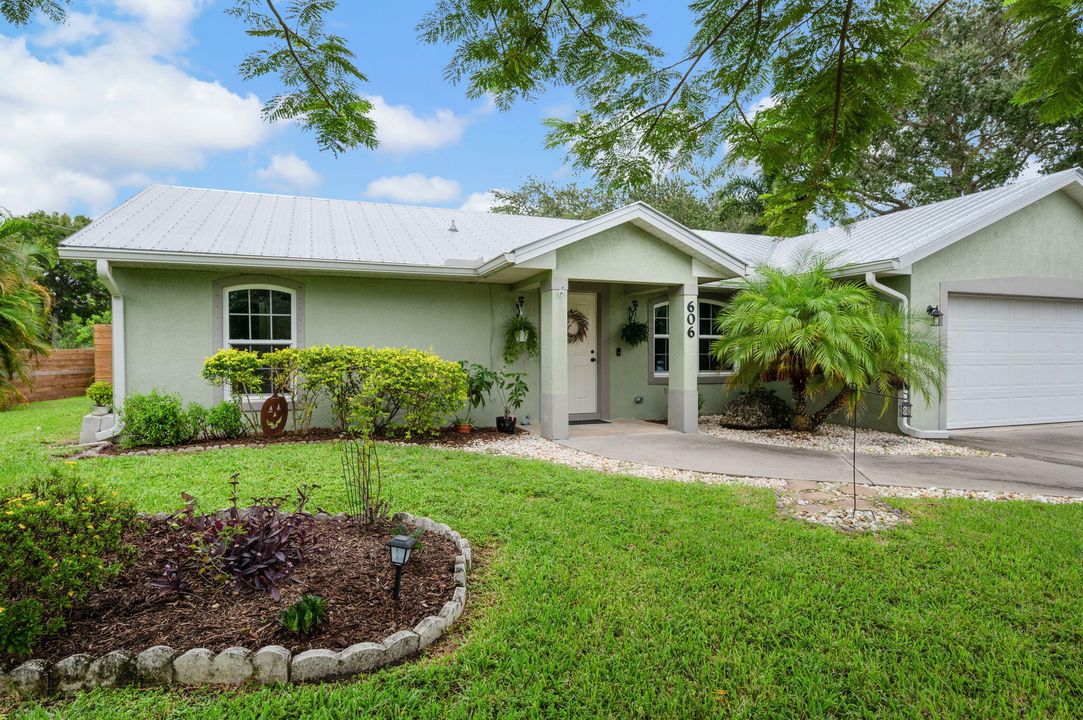 For Sale: $399,999 (3 beds, 2 baths, 1385 Square Feet)