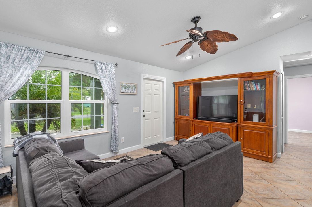 For Sale: $399,999 (3 beds, 2 baths, 1385 Square Feet)