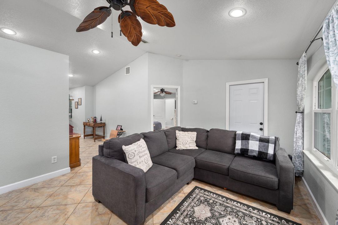 For Sale: $399,999 (3 beds, 2 baths, 1385 Square Feet)