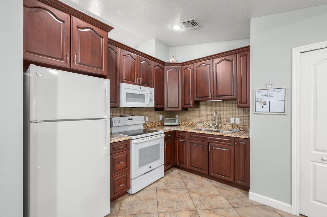 For Sale: $399,999 (3 beds, 2 baths, 1385 Square Feet)