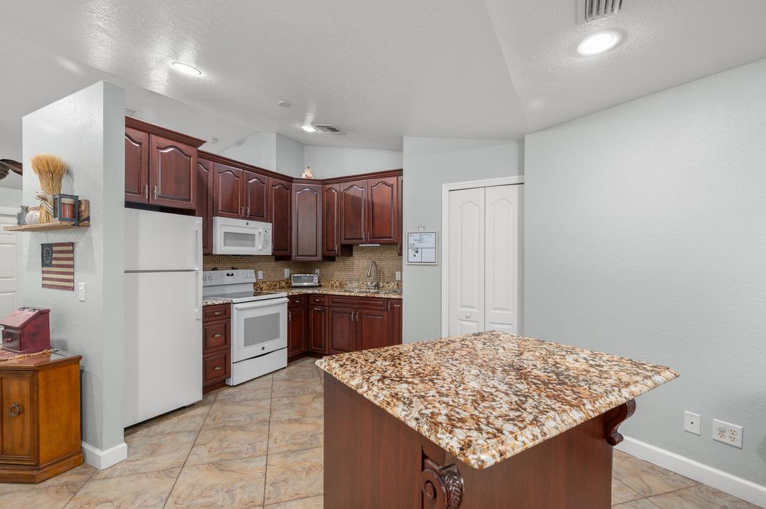 For Sale: $399,999 (3 beds, 2 baths, 1385 Square Feet)