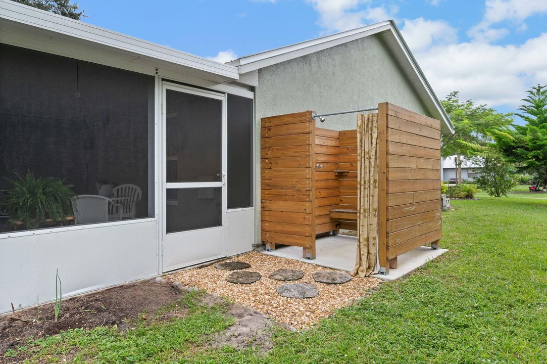 For Sale: $399,999 (3 beds, 2 baths, 1385 Square Feet)