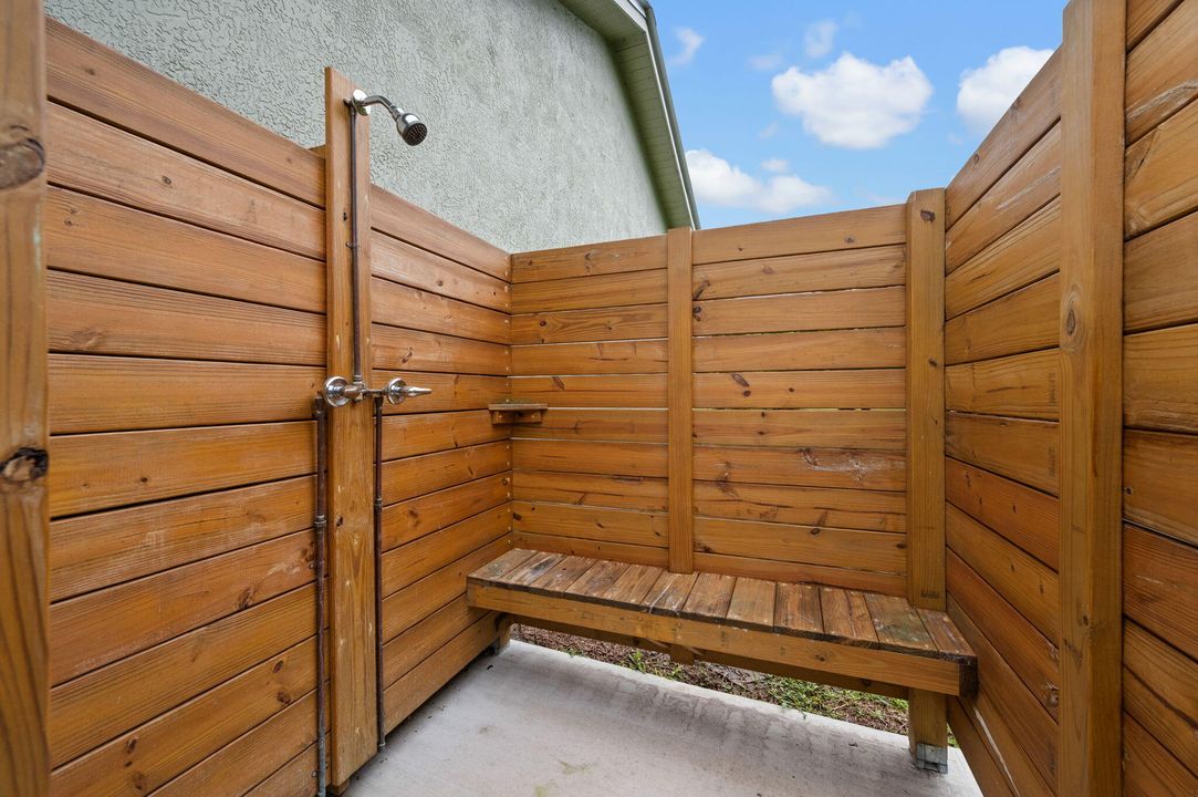 For Sale: $399,999 (3 beds, 2 baths, 1385 Square Feet)