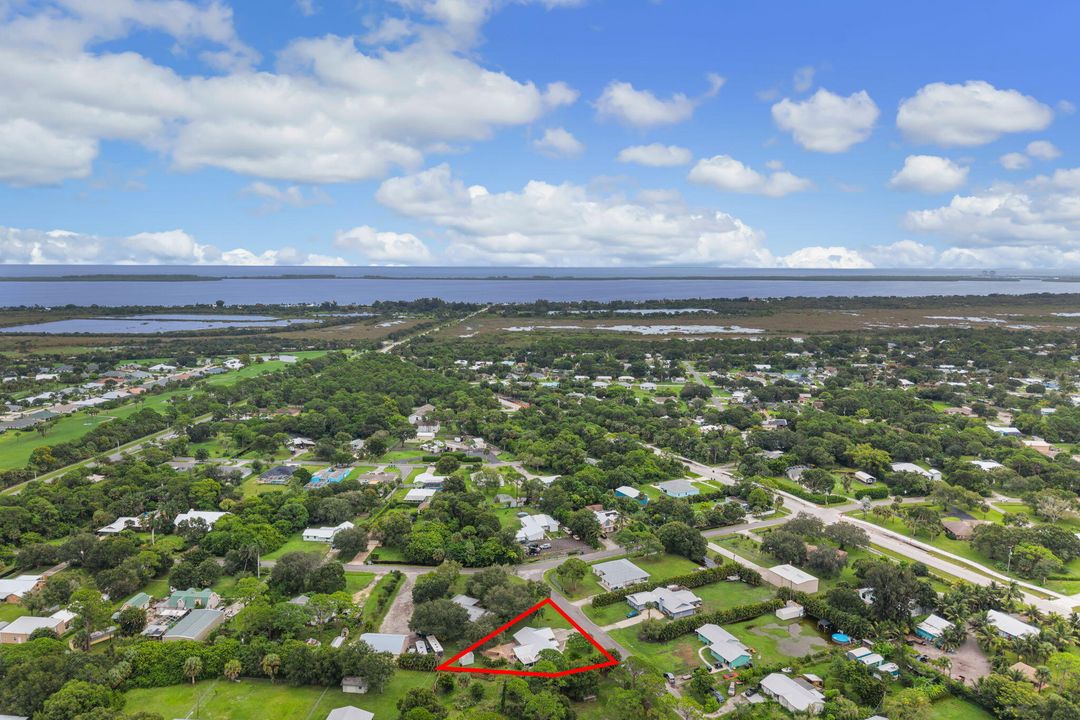 For Sale: $399,999 (3 beds, 2 baths, 1385 Square Feet)