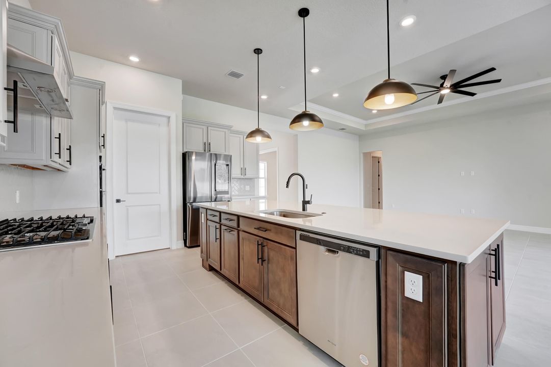 На продажу: $1,050,000 (4 спален, 3 ванн, 2604 Квадратных фут)