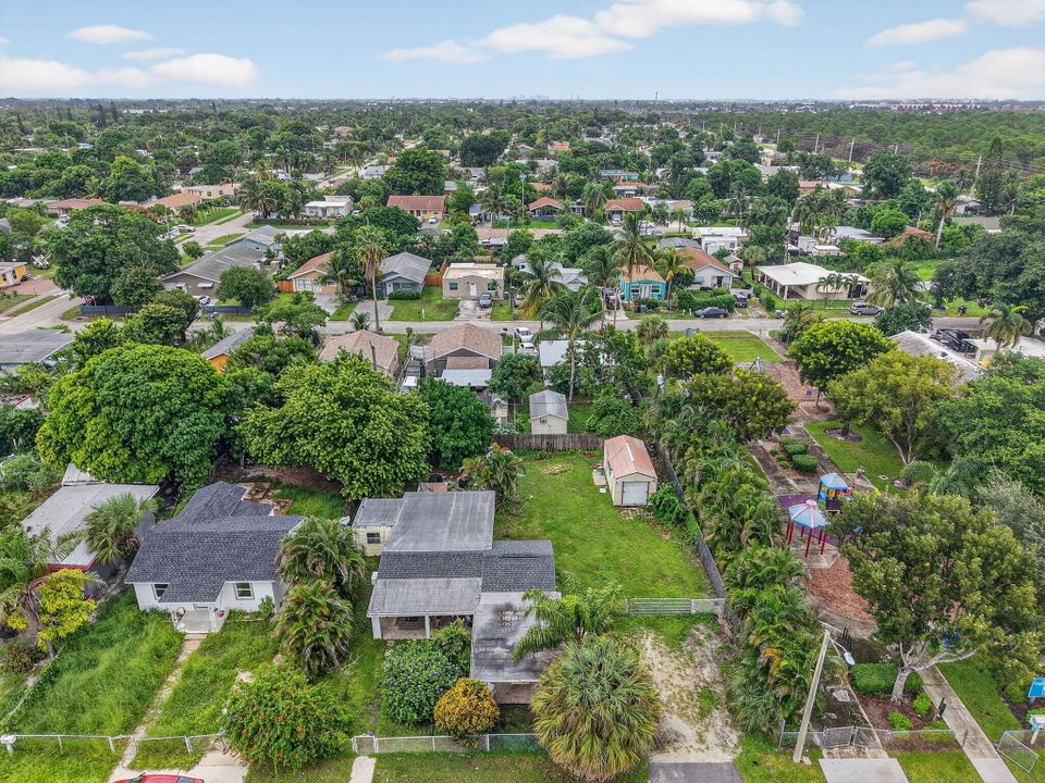 待售: $275,000 (2 贝兹, 2 浴室, 976 平方英尺)