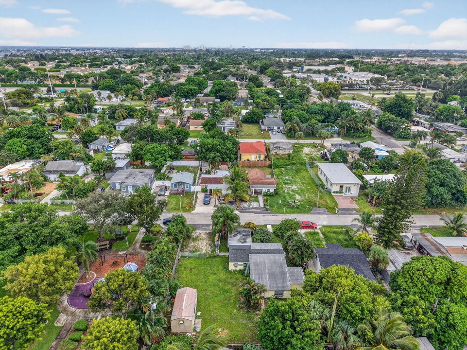 待售: $275,000 (2 贝兹, 2 浴室, 976 平方英尺)