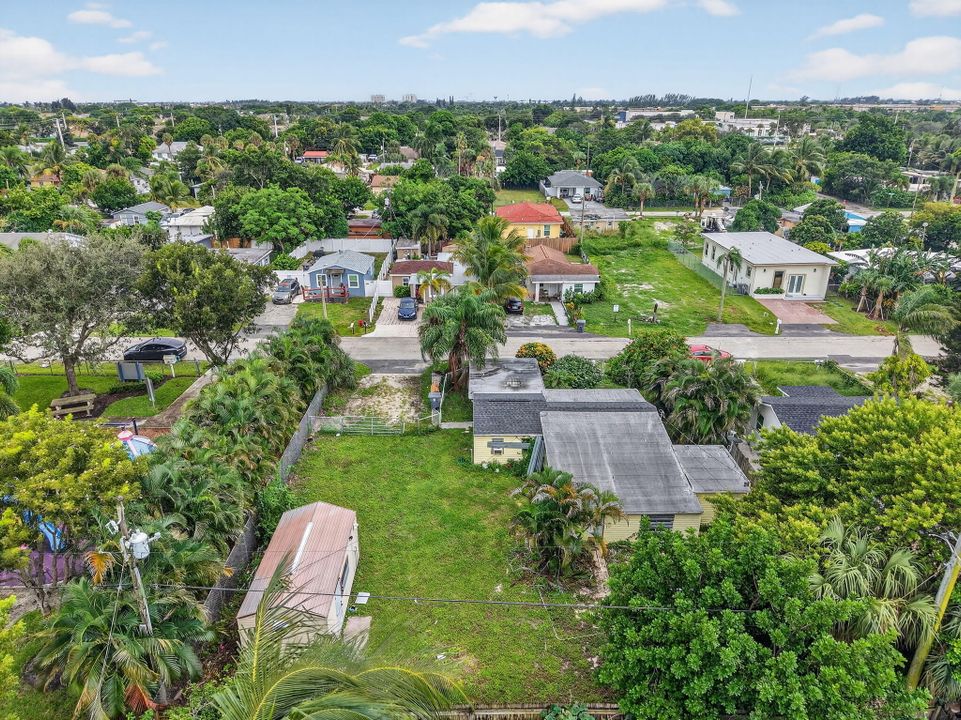 待售: $275,000 (2 贝兹, 2 浴室, 976 平方英尺)