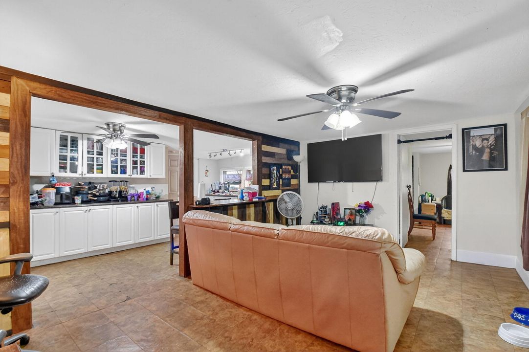 待售: $275,000 (2 贝兹, 2 浴室, 976 平方英尺)