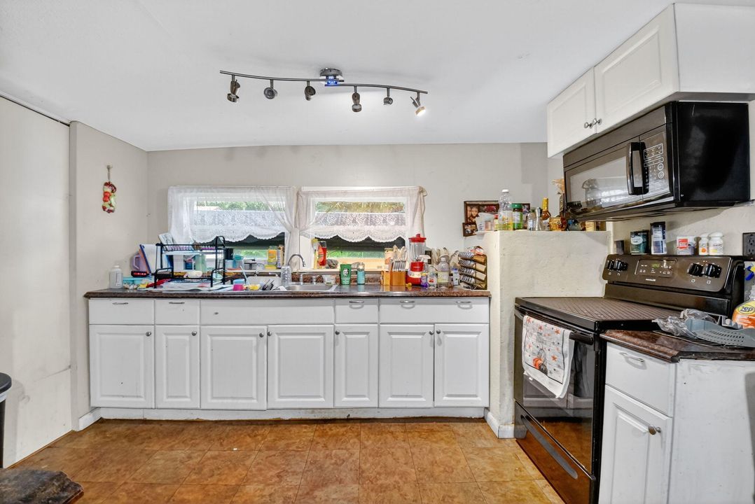 待售: $275,000 (2 贝兹, 2 浴室, 976 平方英尺)