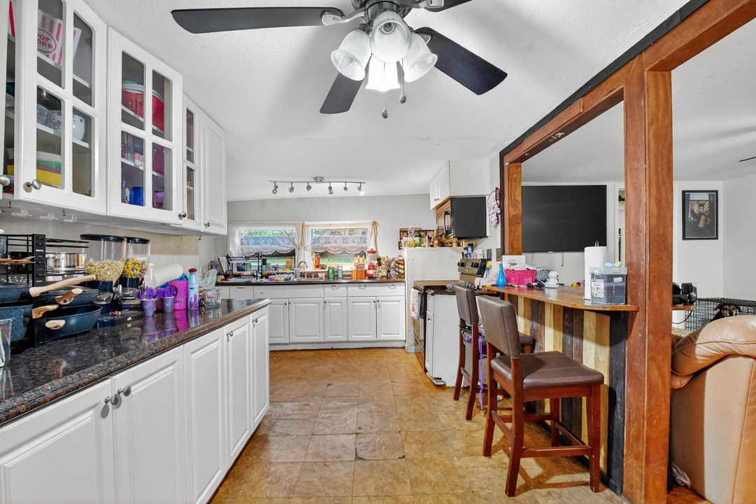 待售: $275,000 (2 贝兹, 2 浴室, 976 平方英尺)