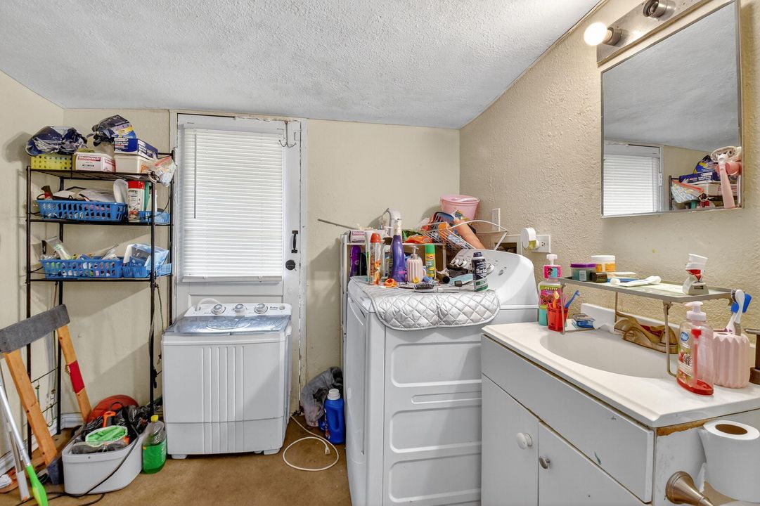 待售: $275,000 (2 贝兹, 2 浴室, 976 平方英尺)