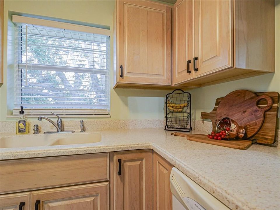 合同活跃: $167,900 (2 贝兹, 2 浴室, 1251 平方英尺)