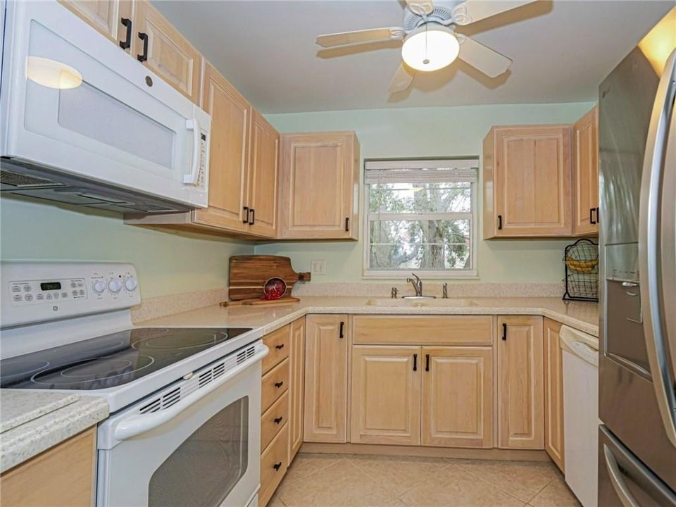 合同活跃: $167,900 (2 贝兹, 2 浴室, 1251 平方英尺)