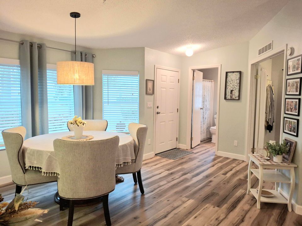 合同活跃: $199,900 (2 贝兹, 2 浴室, 1200 平方英尺)