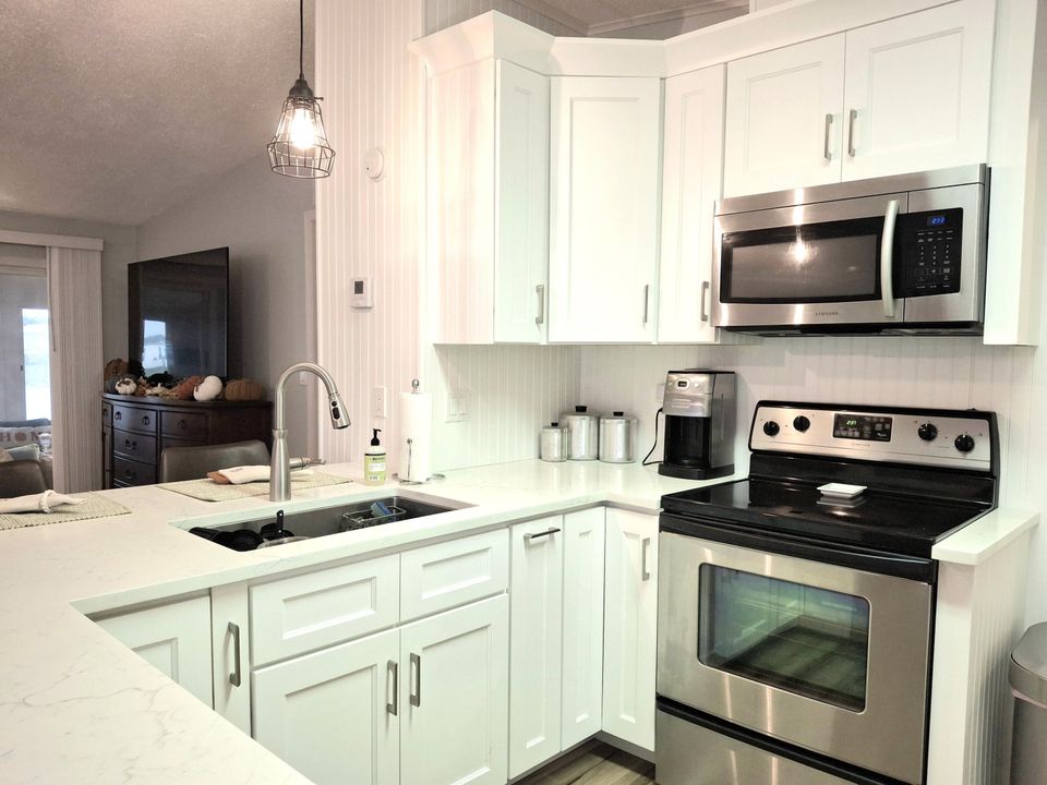 合同活跃: $199,900 (2 贝兹, 2 浴室, 1200 平方英尺)